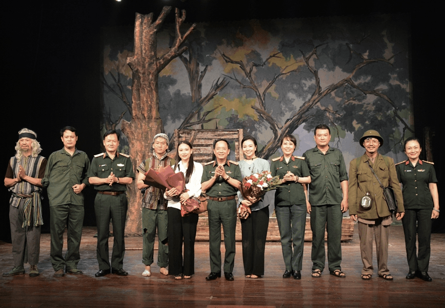 Nhà hát Kịch nói Quân đội tổng duyệt vở diễn “Đá vọng phu” hay “Khát vọng đoàn tụ”