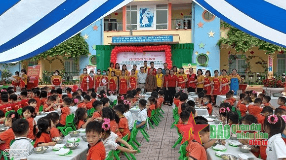 Ấm áp chương trình “Bữa cơm dinh dưỡng cho em”