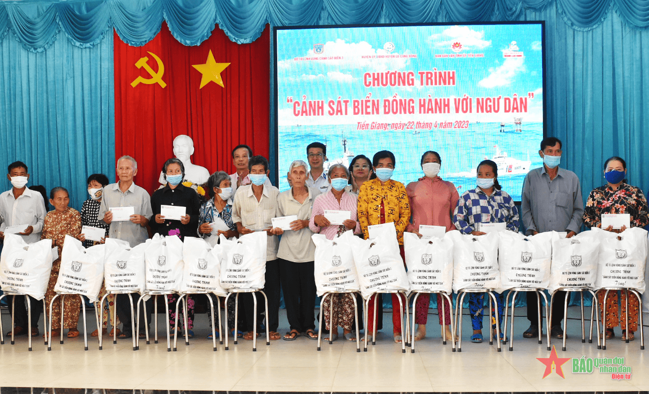 Gắn kết quân - dân, chung sức gỡ “thẻ vàng”
