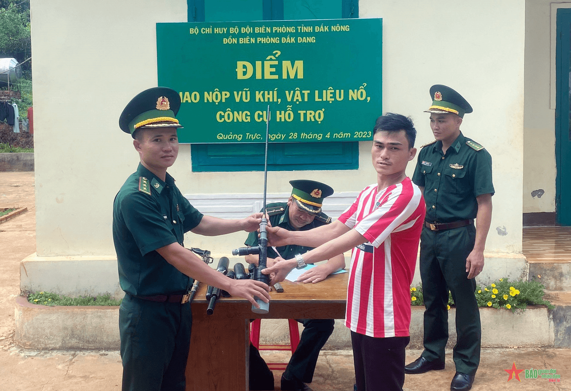 Đồn Biên phòng Đắk Dang vận động người dân tự giác giao nộp vũ khí, vật liệu nổ