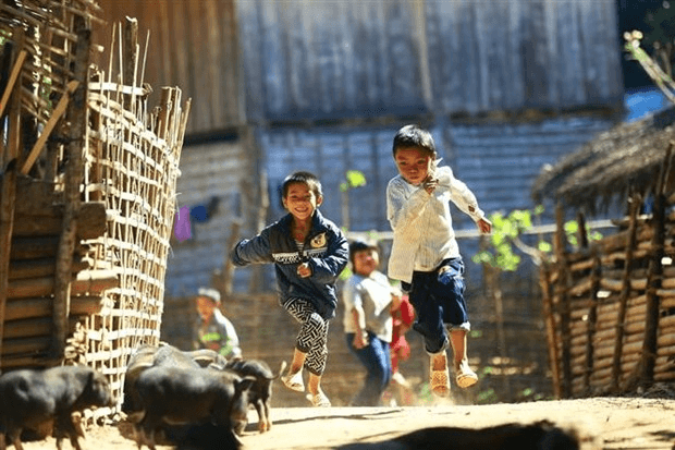 Phải làm gì khi trẻ ngã khỏi giường?