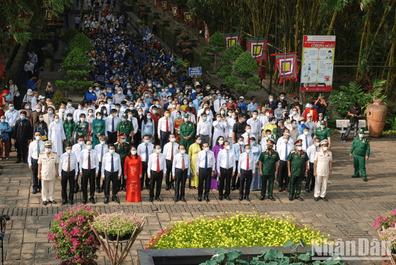Lãnh đạo Thành phố Hồ Chí Minh và đông đảo người dân dâng hương Giỗ Tổ Hùng Vương
