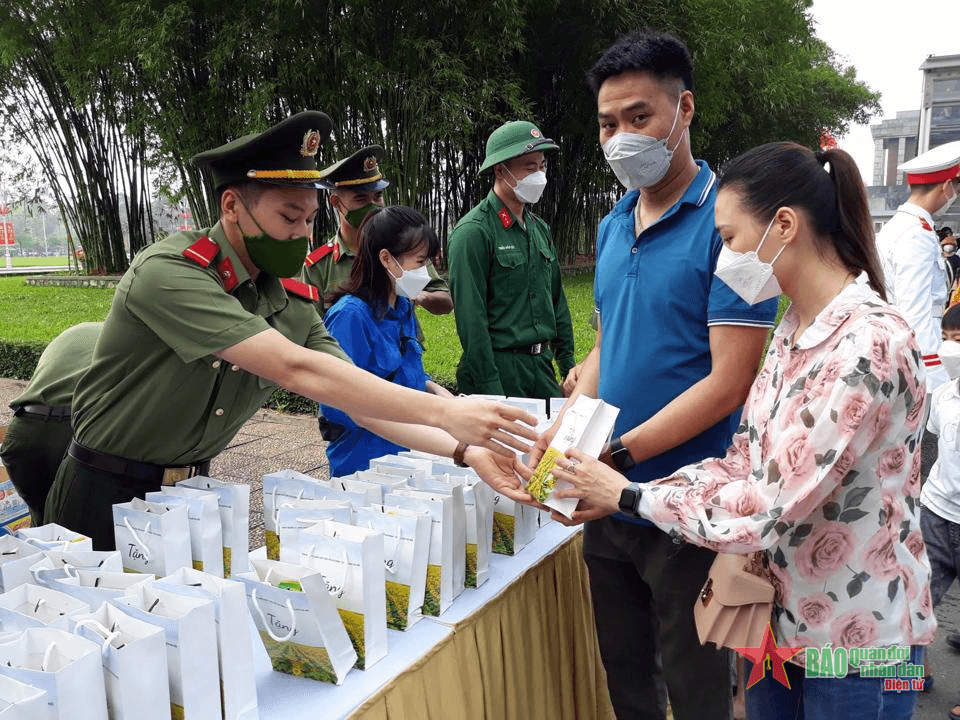 Hà Nội tặng quà du khách thăm Lăng Bác trong 2 ngày 30-4 và 1-5