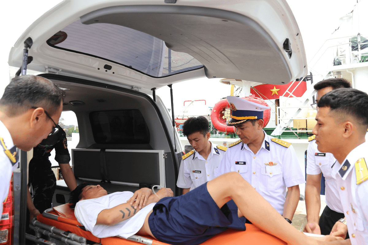 Tàu 418, Vùng 4 Hải quân đưa hai ngư dân bị bệnh từ đảo Trường Sa về đất liền
