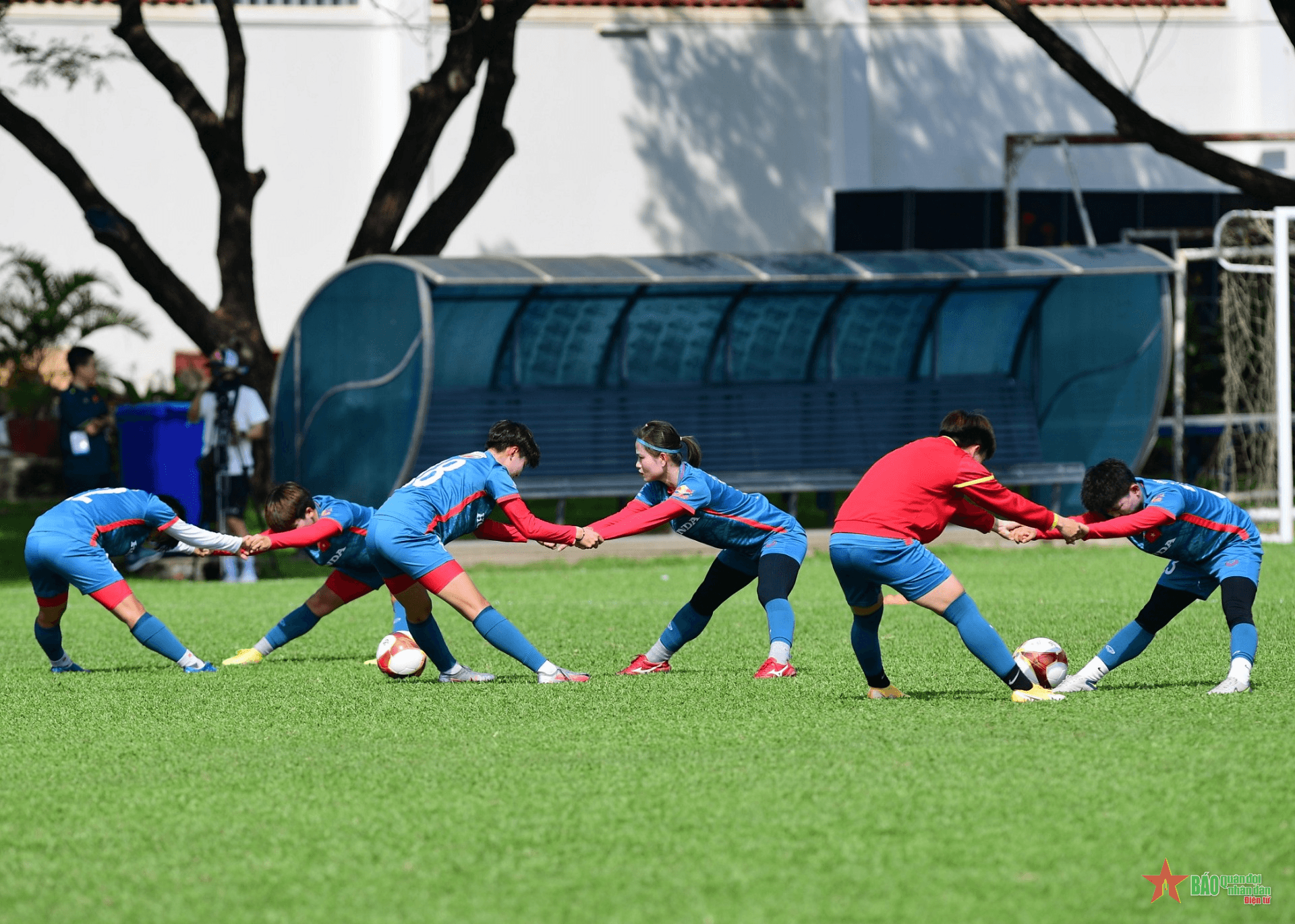 Đội tuyển nữ Việt Nam mướt mồ hôi trong buổi tập ở Campuchia
