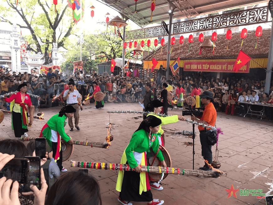 Độc đáo lễ hội làng Chuông