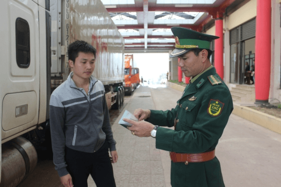 Đơn giản hóa thủ tục xuất, nhập cảnh qua các cửa khẩu do Bộ Quốc phòng quản lý