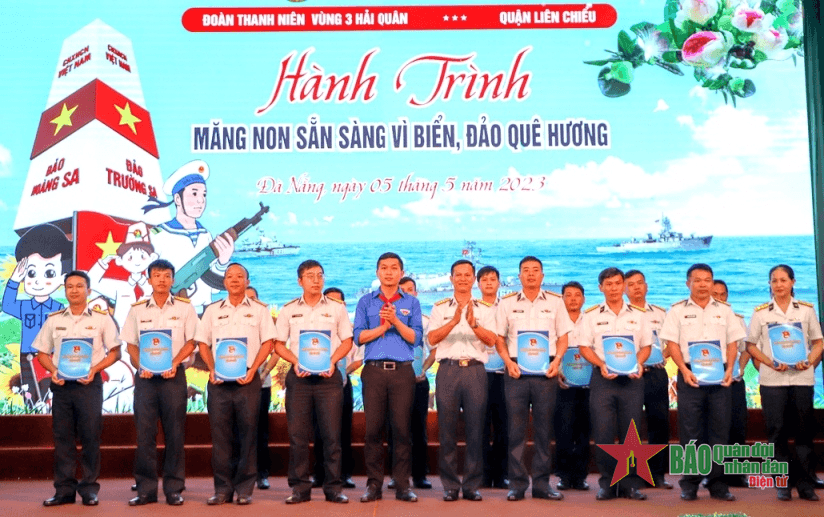 Hành trình “Măng non sẵn sàng vì biển, đảo quê hương” tại Vùng 3 Hải quân