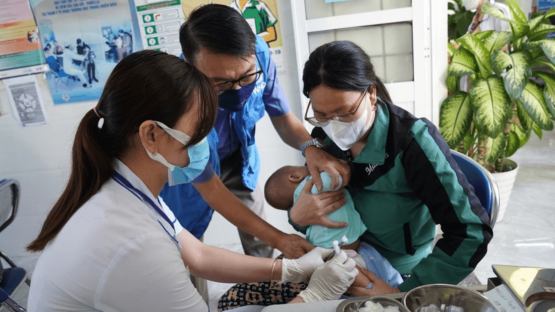 Bảo vệ sức khỏe trẻ em bằng cách tiêm vaccine đầy đủ