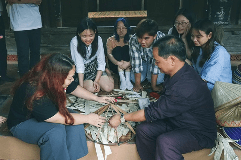 Về làng Chuông học làm nón