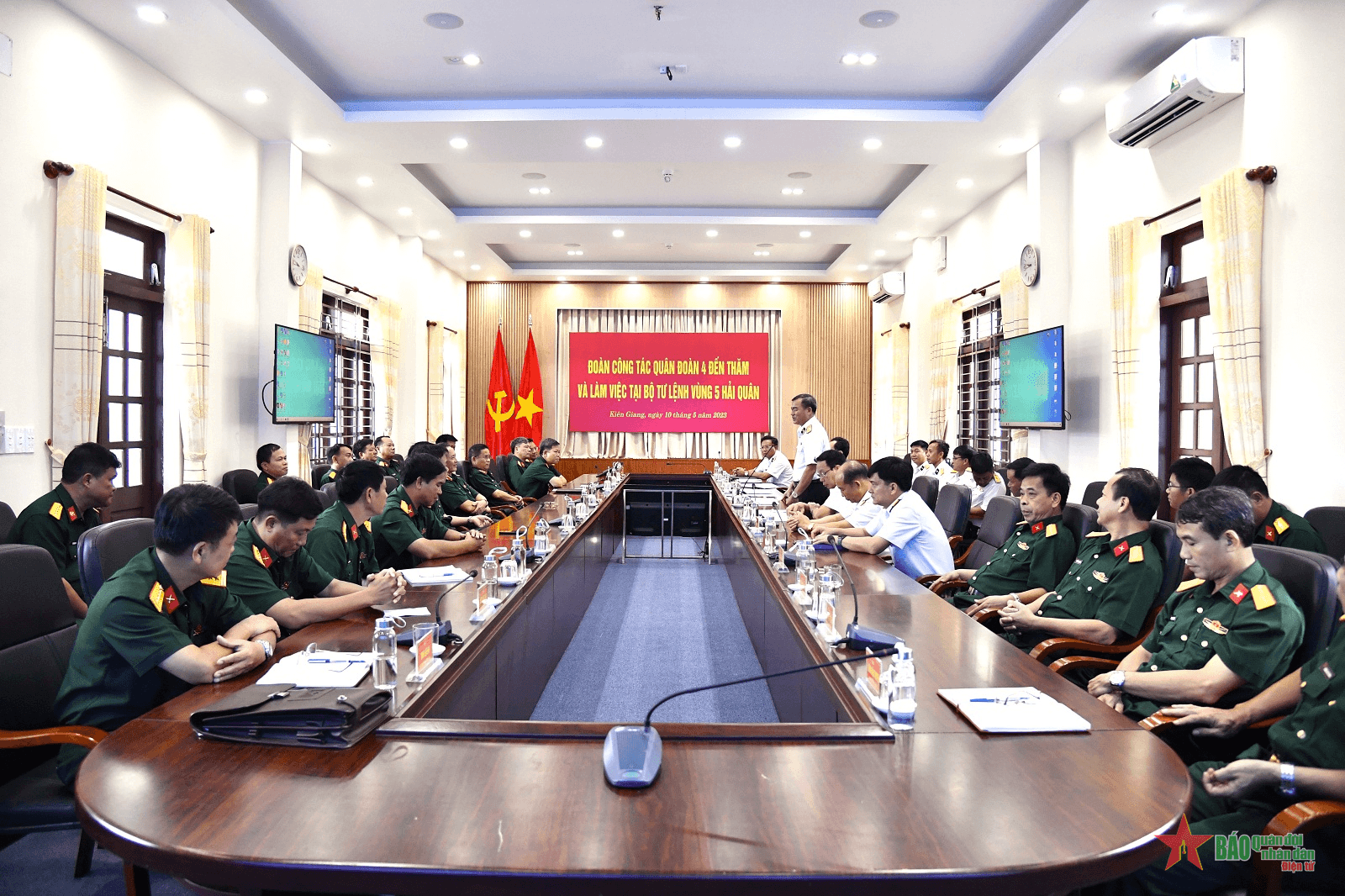 Đoàn công tác Quân đoàn 4 thăm và làm việc với Bộ tư lệnh Vùng 5 Hải quân