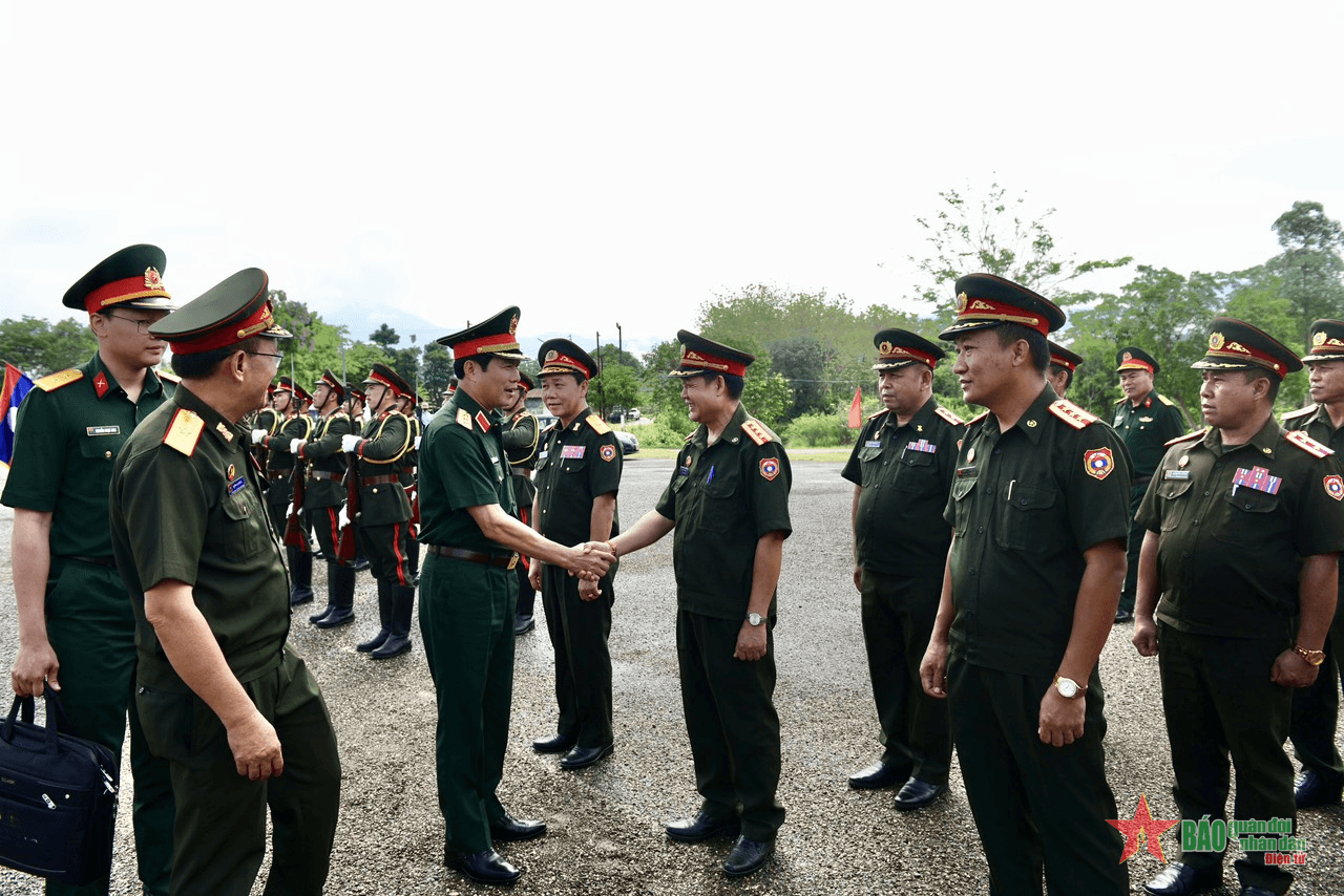 Thượng tướng Nguyễn Tân Cương thăm Sư đoàn chủ lực Quân đội Lào