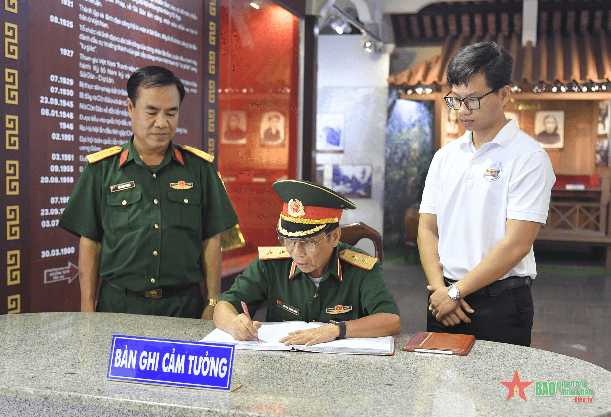Cựu chiến binh TP Đà Nẵng dâng hương tưởng niệm tại Khu lưu niệm Chủ tịch Tôn Đức Thắng
​