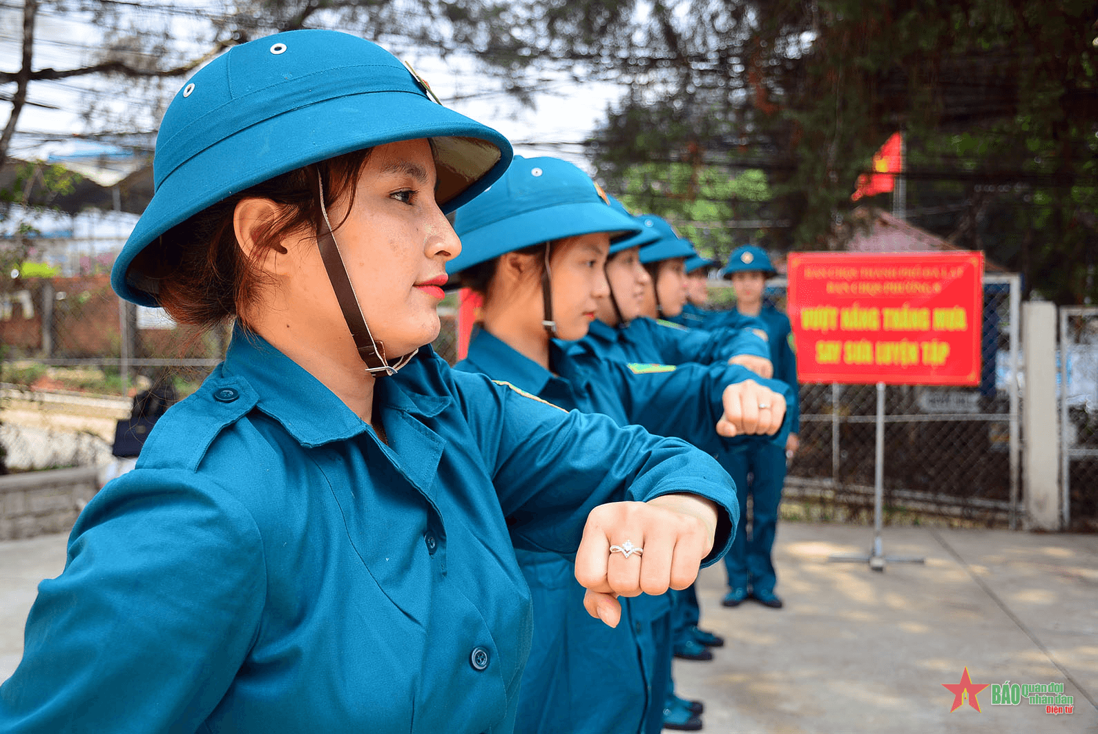 Nữ dân quân cơ động luyện giỏi, công tác tốt