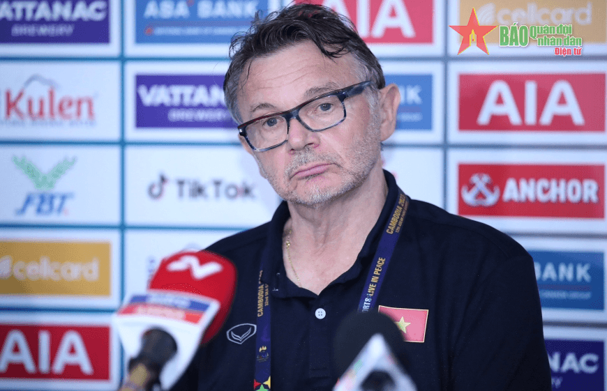 HLV Philippe Troussier: Cần phải trả giá, để đổi lấy những bài học