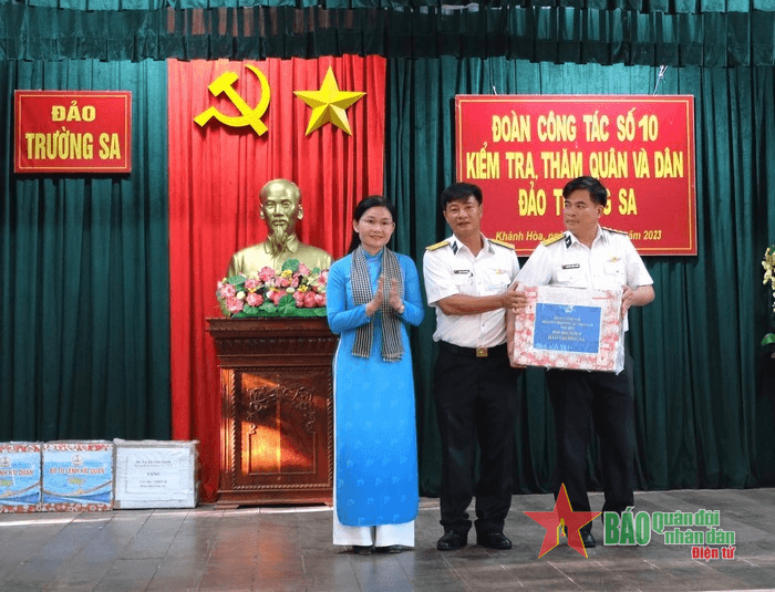 Vượt sóng đến với Trường Sa