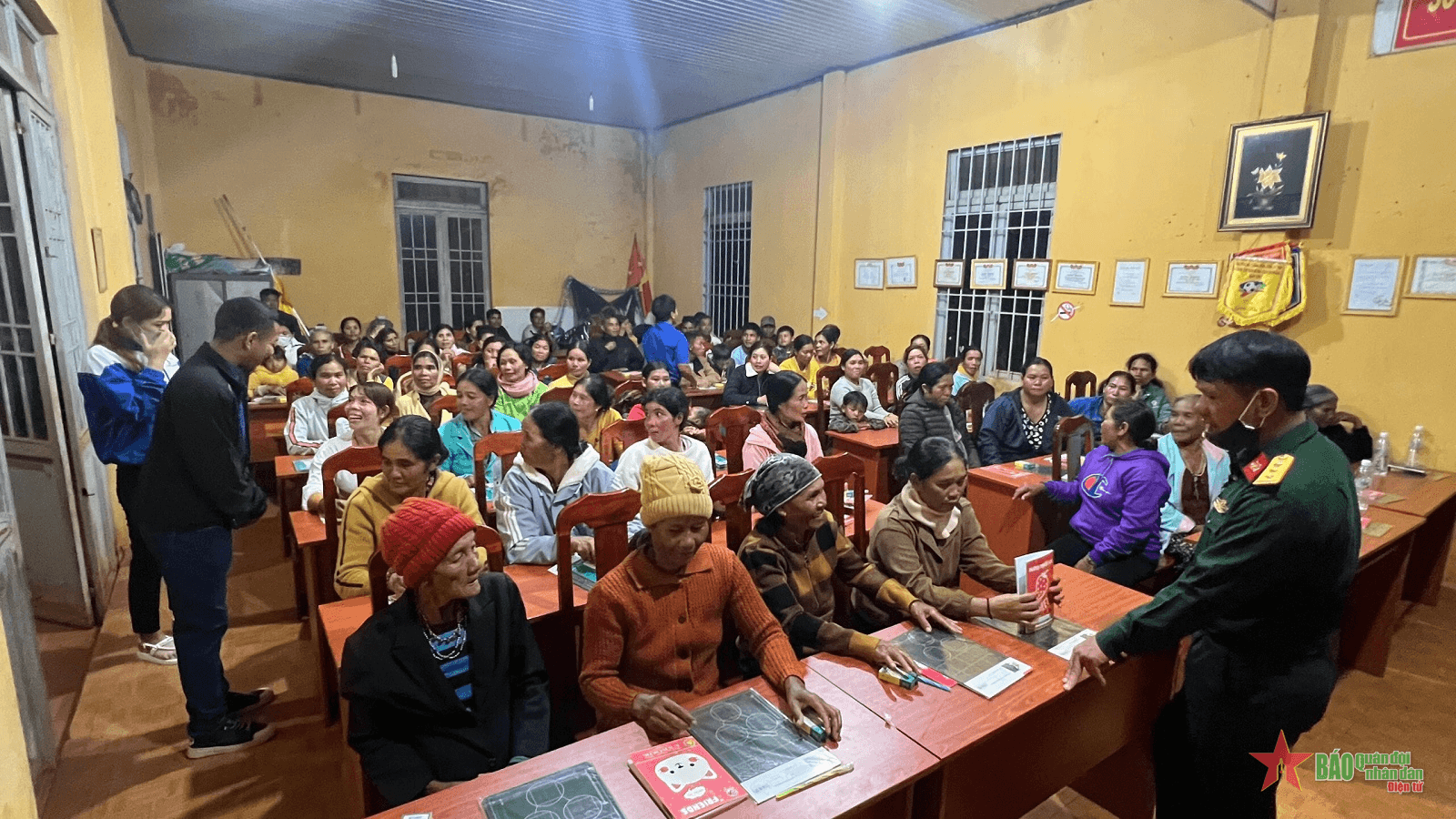 Lớp học xóa mù chữ ở thôn Phi Tô