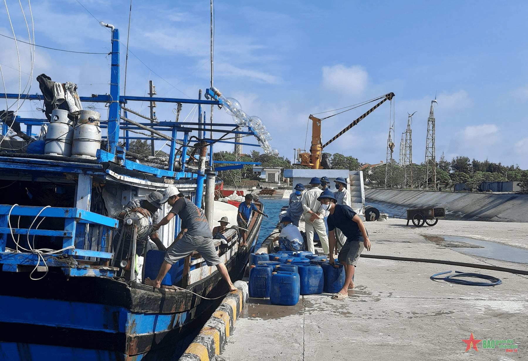 Điểm tựa của ngư dân giữa trùng khơi