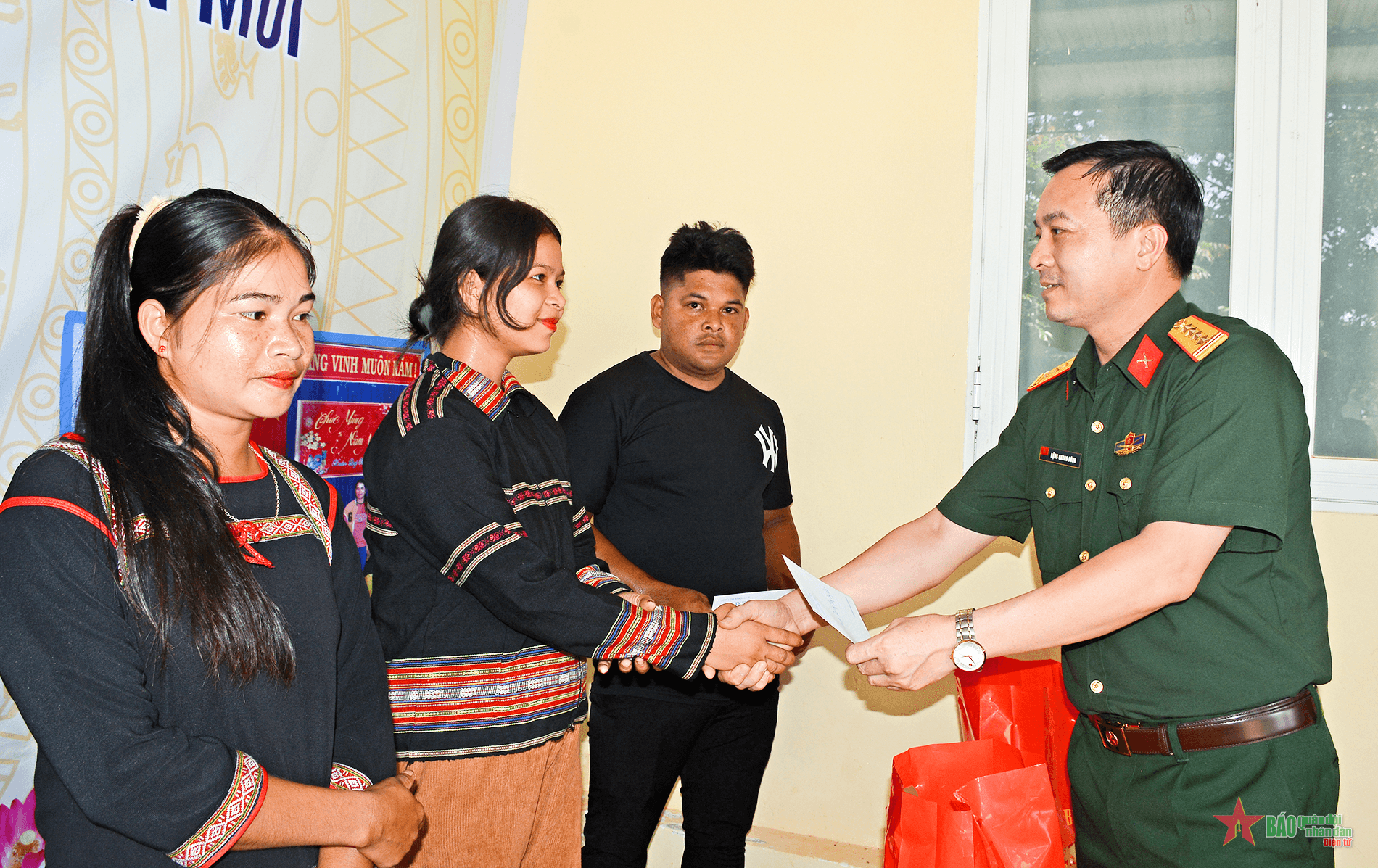 Công ty 715 tặng quà tri ân công nhân, người lao động