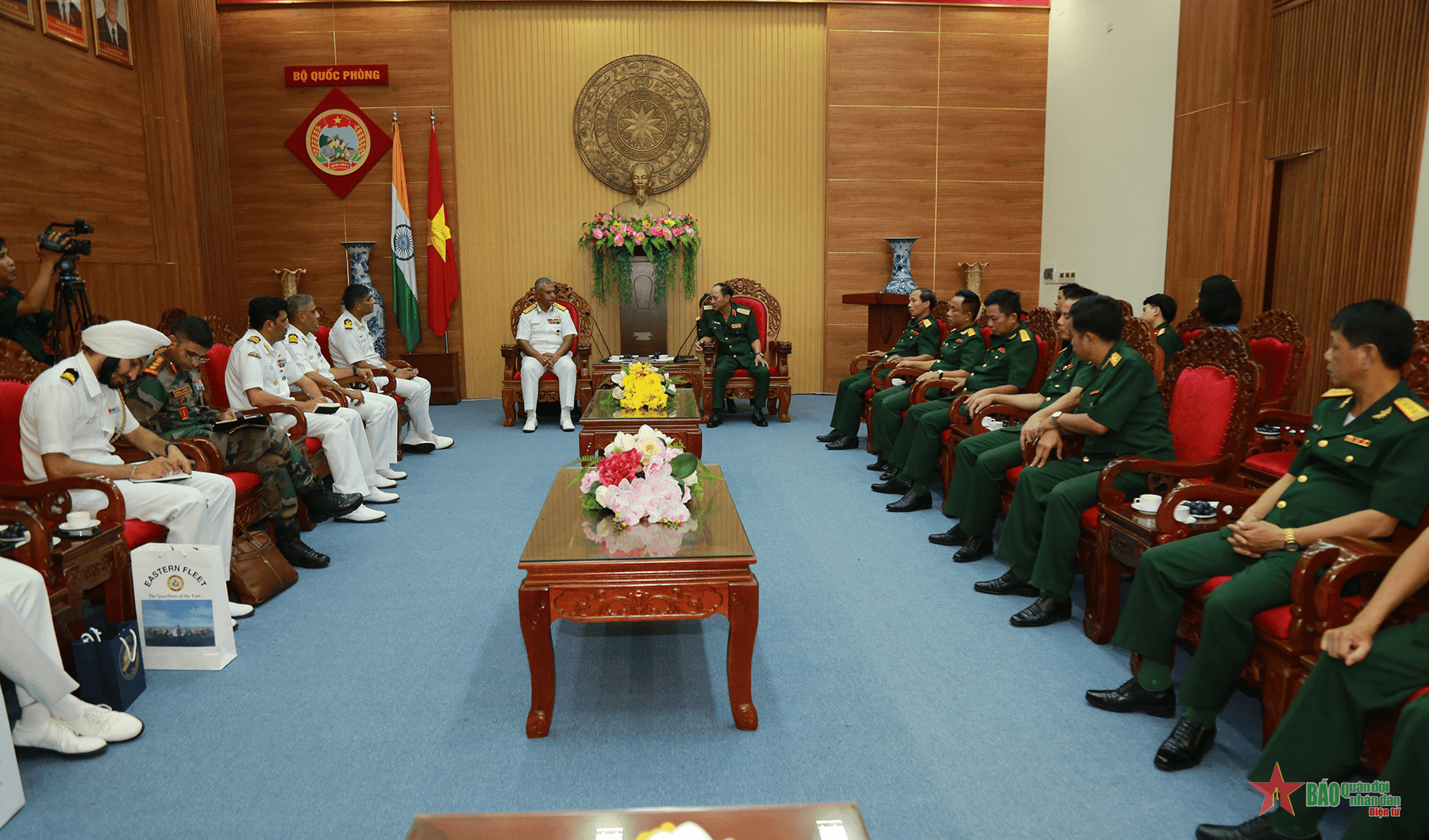 Nhóm sĩ quan chỉ huy tàu Hải quân Ấn Độ chào xã giao Bộ tư lệnh Quân khu 5