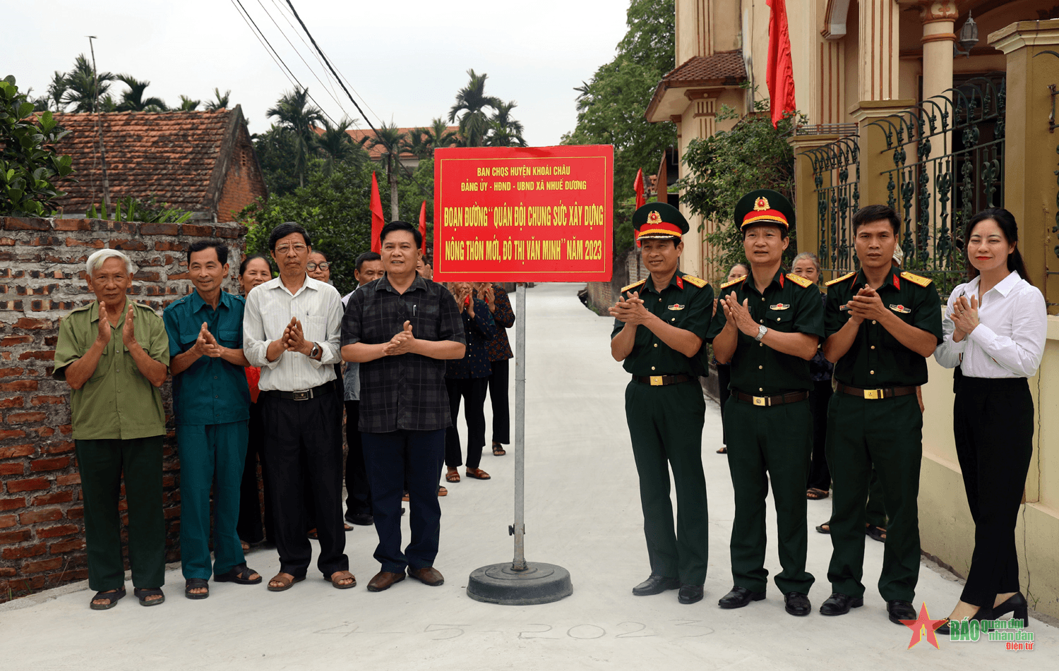 Ban CHQS huyện Khoái Châu giúp dân làm đường