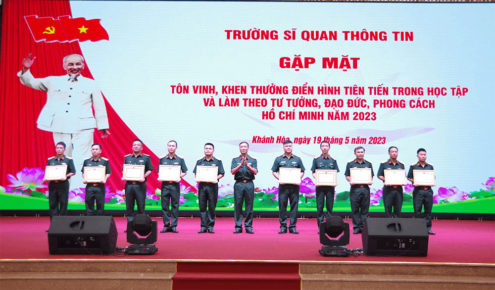 Tôn vinh điển hình tiên tiến trong học tập và làm theo tư tưởng, đạo đức, phong cách Hồ Chí Minh