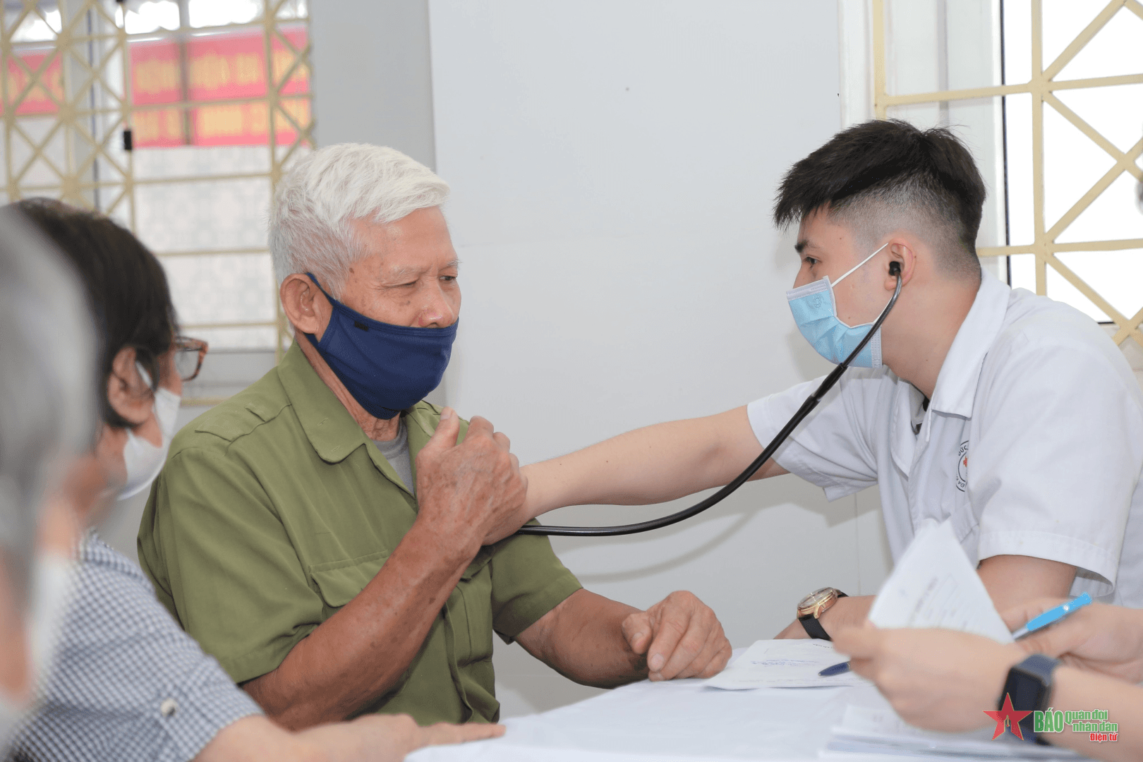 Khám sức khỏe, tư vấn, cấp thuốc miễn phí cho hơn 140 cho đối tượng chính sách