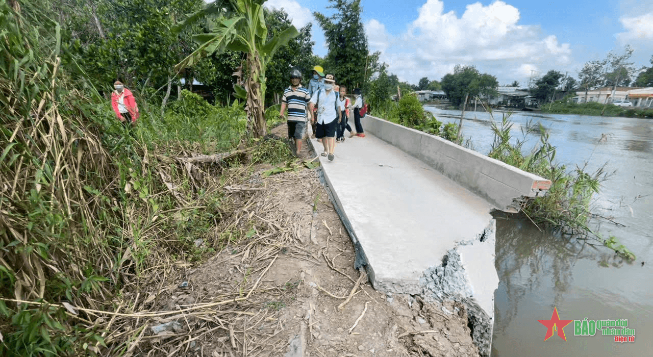 Lực lượng vũ trang tỉnh Hậu Giang tham gia khắc phục sạt lở