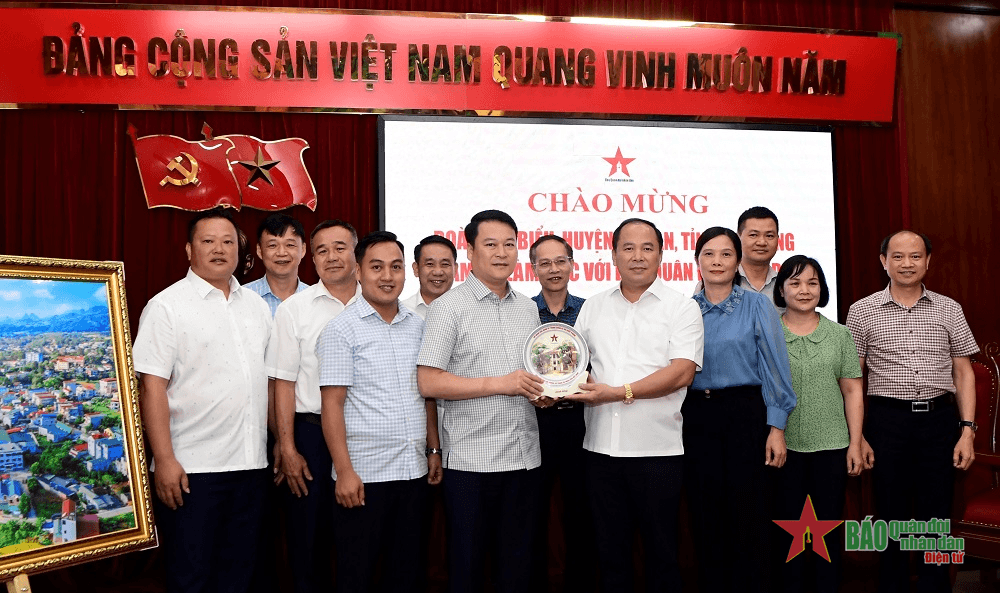 Tăng cường hợp tác giữa Báo Quân đội nhân dân với huyện Hòa An, tỉnh Cao Bằng