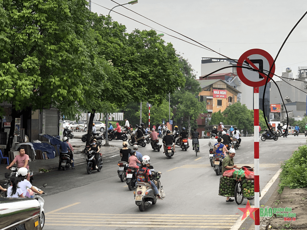 Khi người dân cố tình “quên” những biển báo đường lên cầu Long Biên
