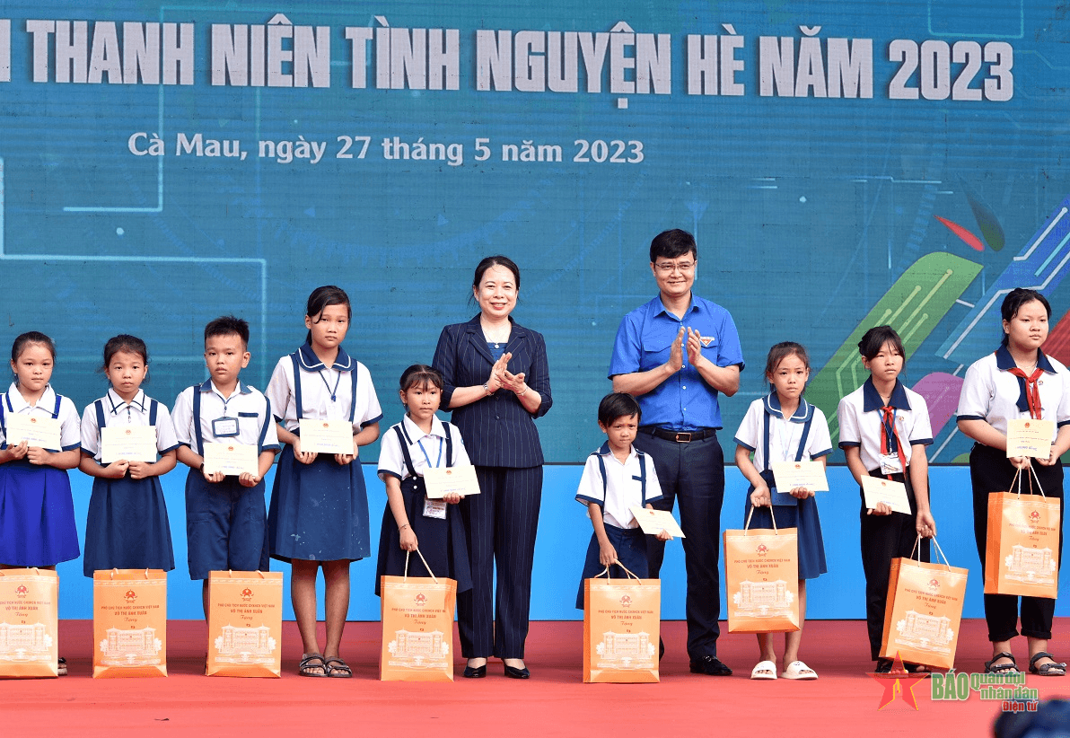 Phó chủ tịch nước Võ Thị Ánh Xuân dự Lễ ra quân chiến dịch Thanh niên tình nguyện hè tại Cà Mau