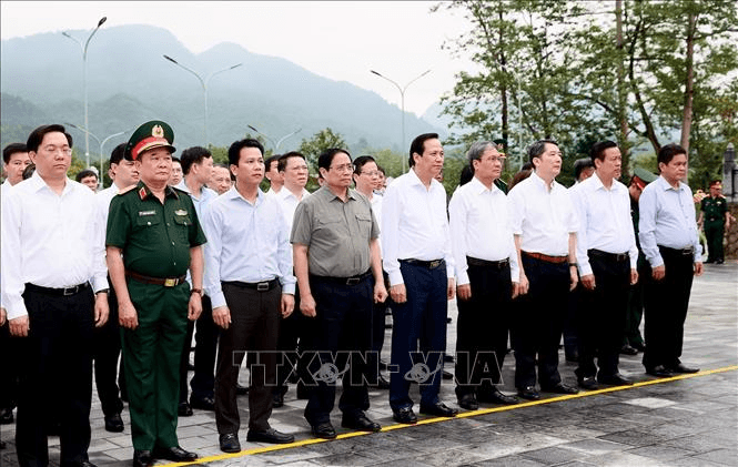 Thủ tướng Phạm Minh Chính dâng hương tưởng niệm các Anh hùng liệt sĩ tại Nghĩa trang Liệt sĩ Vị Xuyên