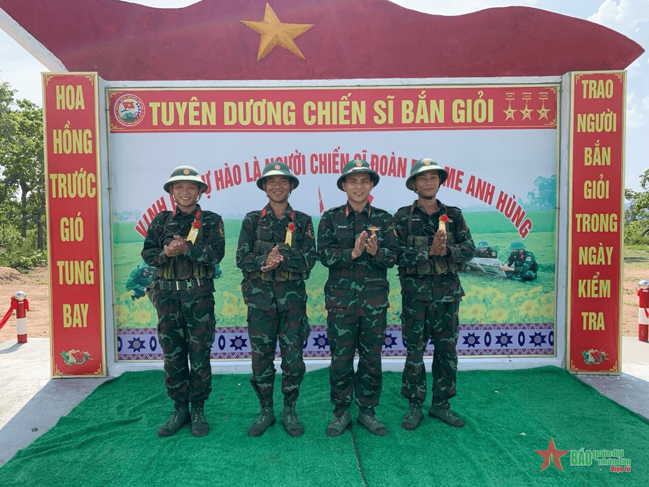 Sau ba tiếng nổ...