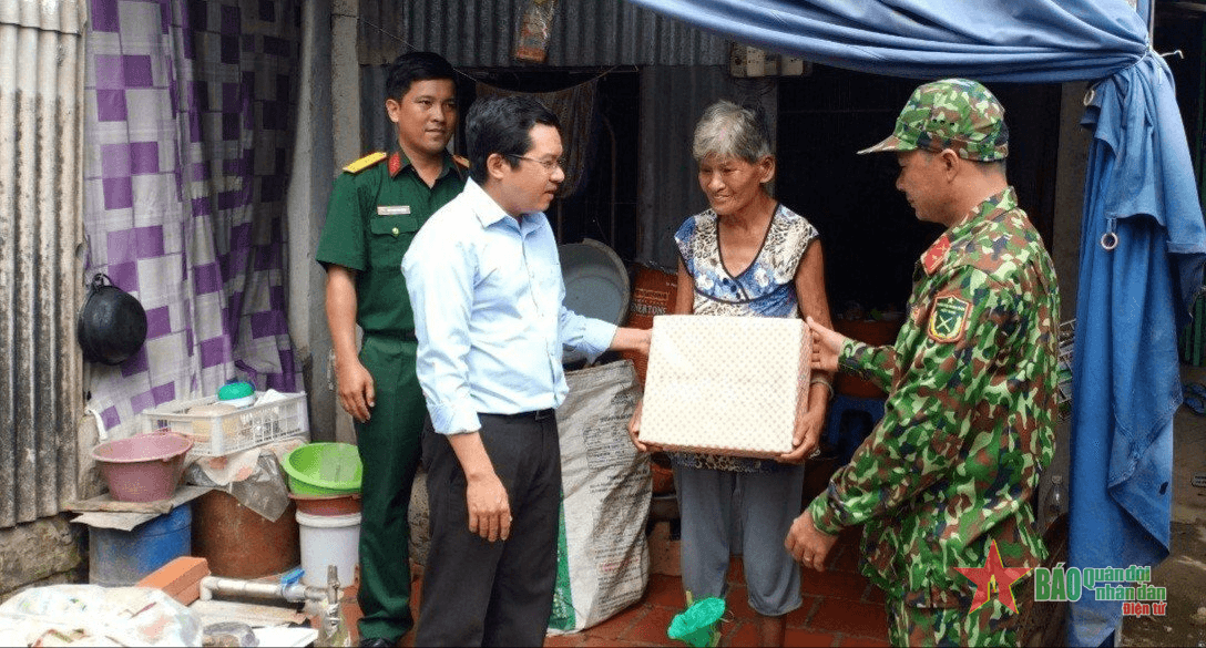 Giúp đồng bào bằng những việc làm thiết thực