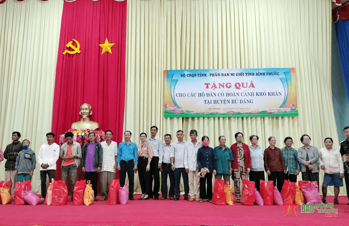 Trao tặng trao 500 phần quà cho hộ nghèo tại huyện Bù Đăng, Bình Phước