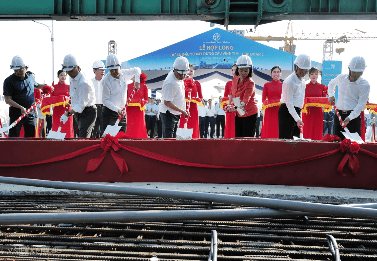 Hợp long cầu Vĩnh Tuy 2 vượt sông Hồng