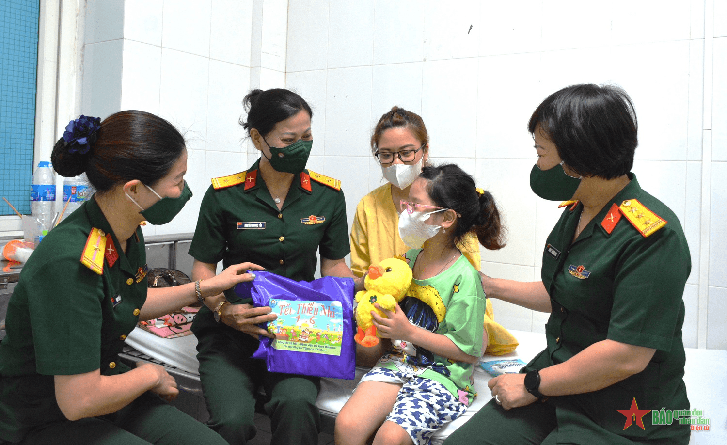 Trao quà tặng các bệnh nhân trẻ em tại Bệnh viện Đa khoa Đống Đa