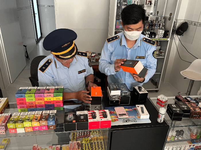 Thuốc lá điện tử - hàng lậu nhưng được bán công khai