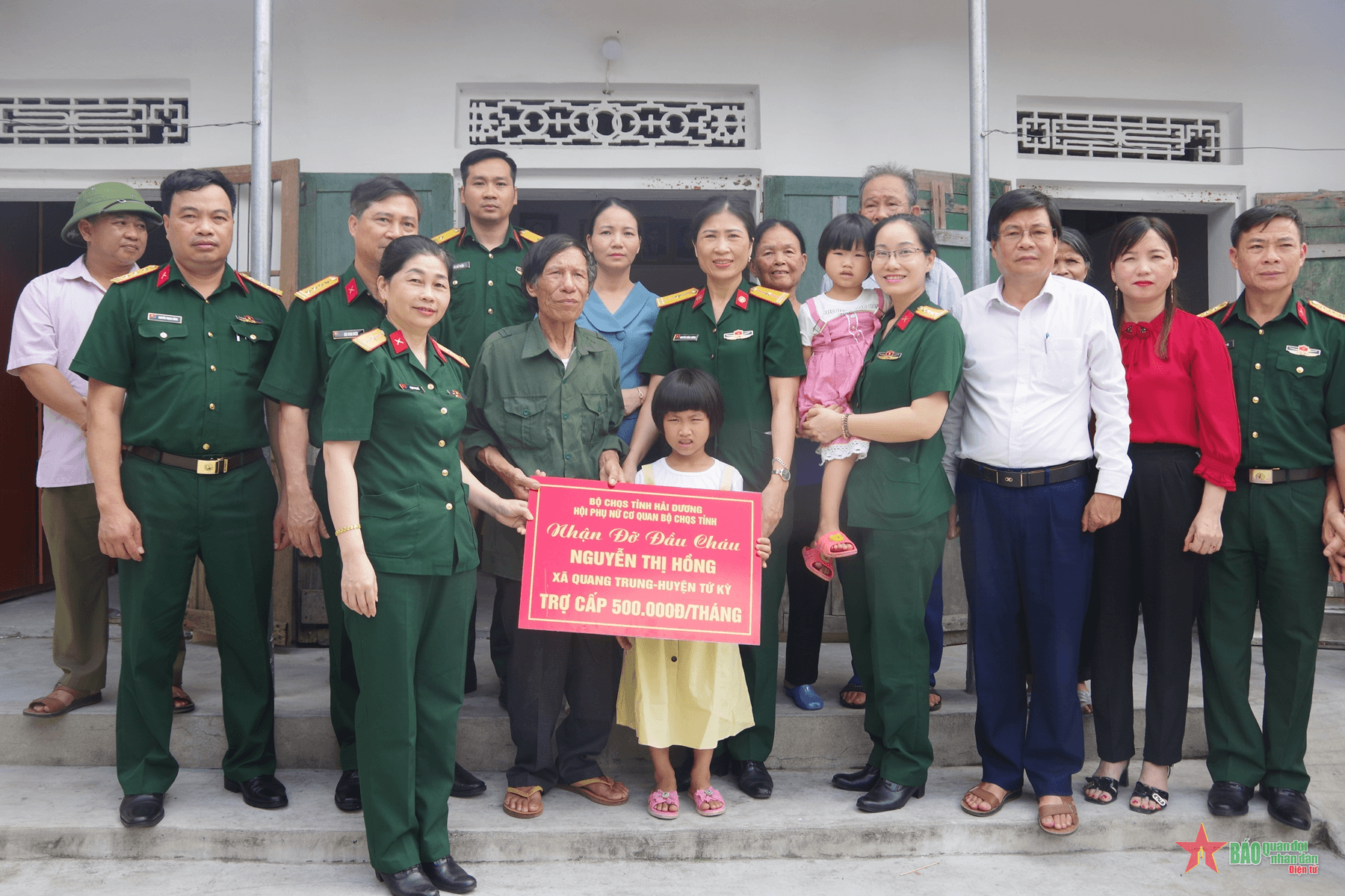 Thăm, tặng quà và nhận đỡ đầu các cháu có hoàn cảnh khó khăn tại Hải Dương