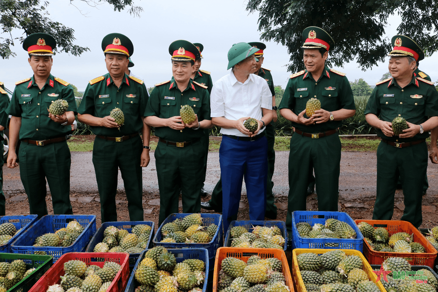 Thượng tướng Vũ Hải Sản thăm và làm việc các đơn vị vùng biên giới thuộc Binh đoàn 15