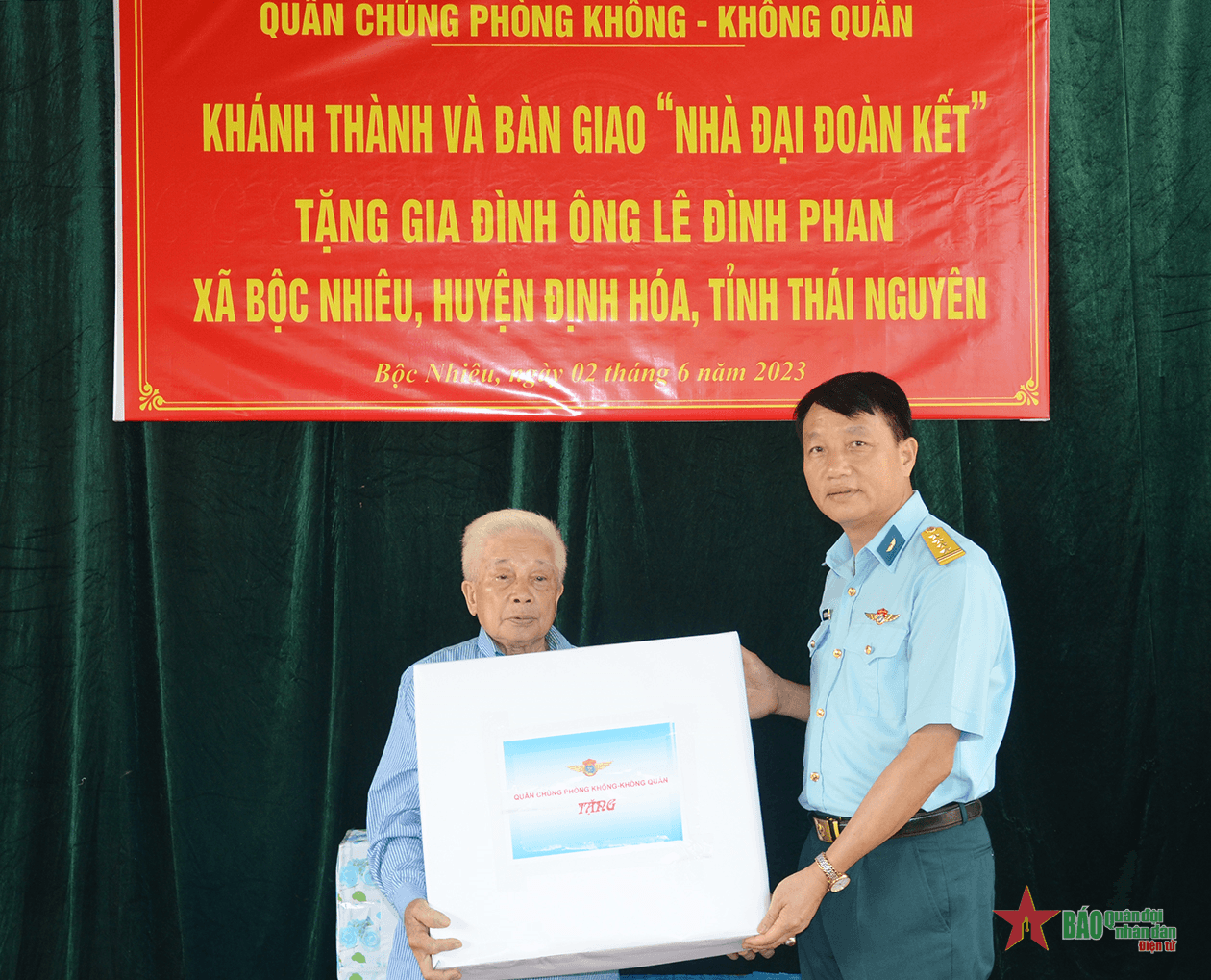 Quân chủng Phòng không - Không quân bàn giao “Nhà đại đoàn kết” tặng gia đình chính sách