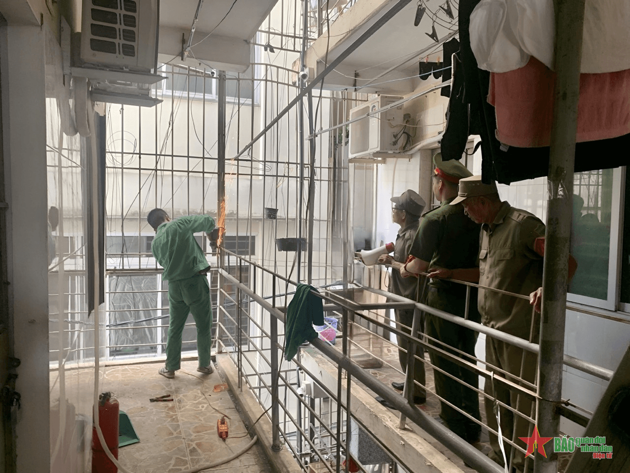Vận động tháo dỡ “chuồng cọp", mở lối thoát nạn