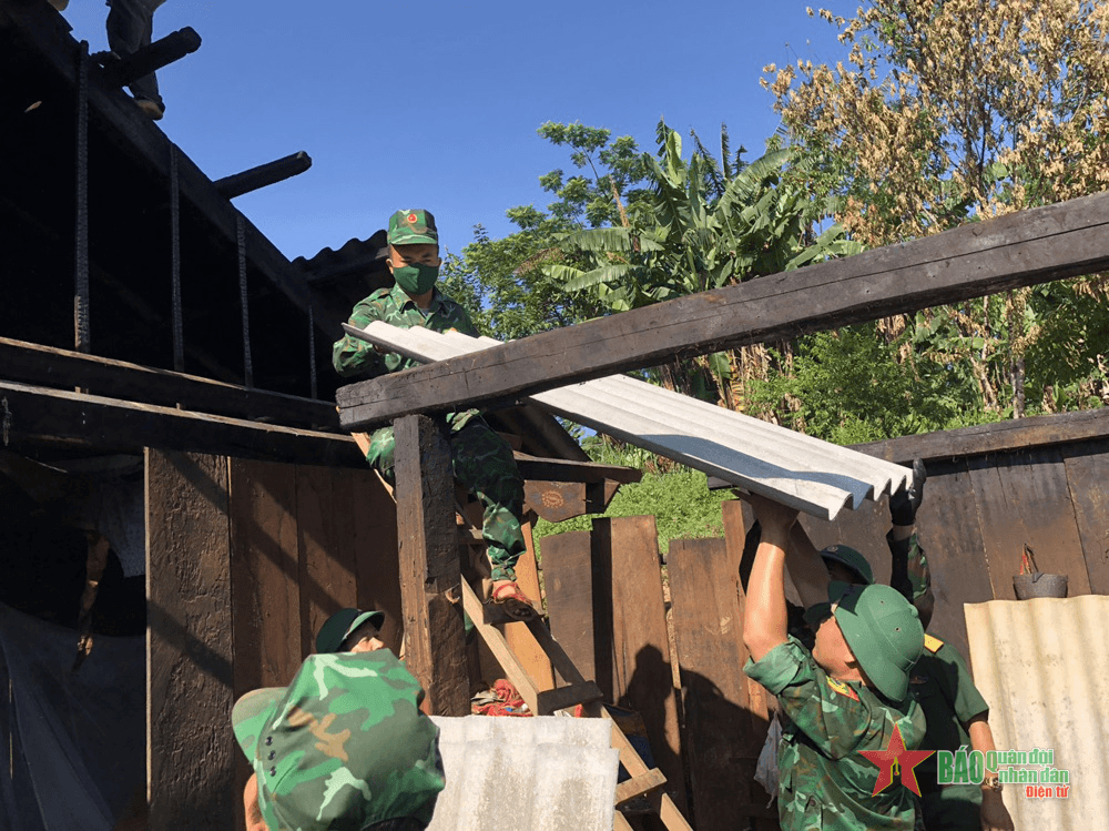 Đồn Biên phòng Na Ngoi hỗ trợ người dân bị hỏa hoạn
