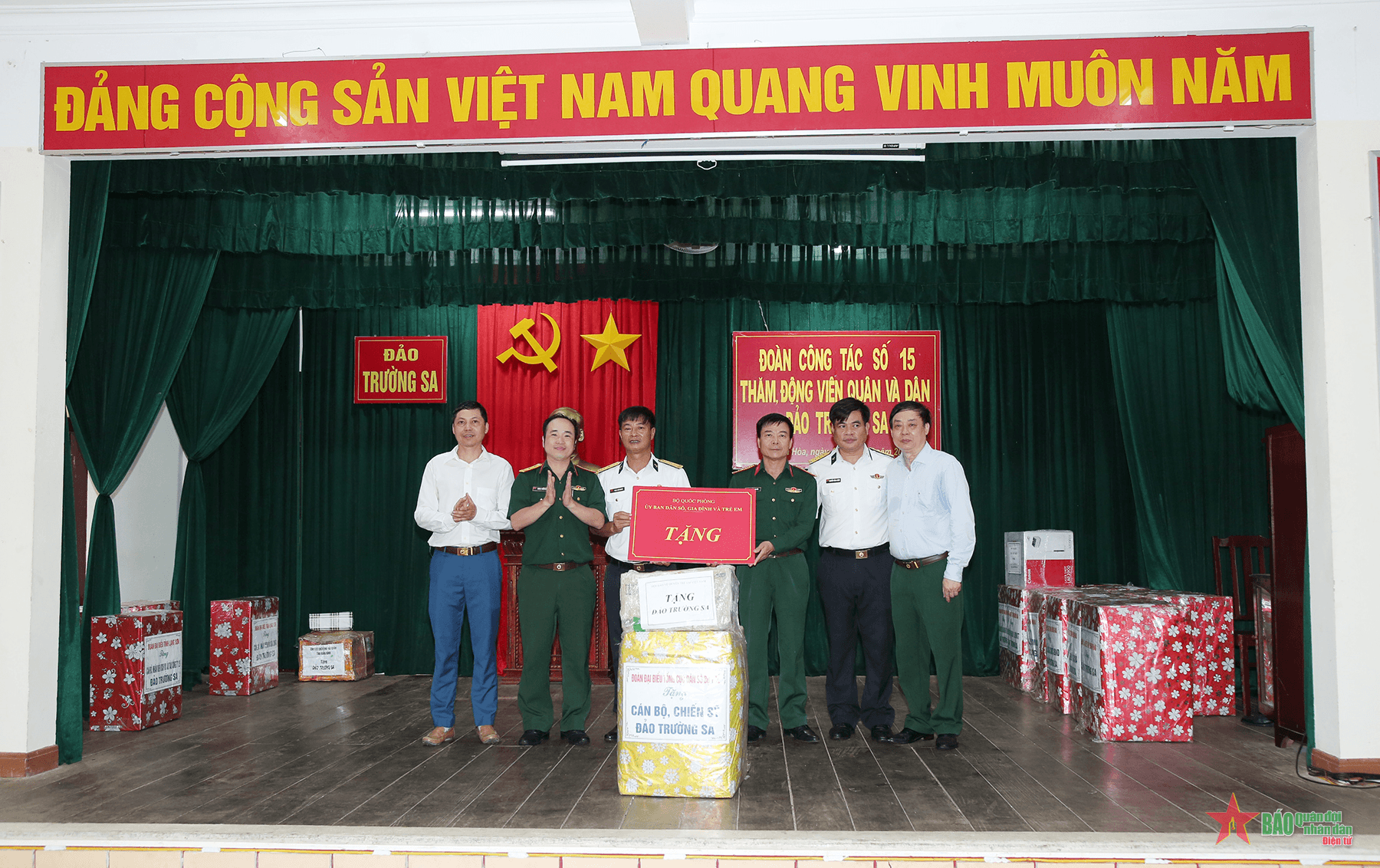Ủy ban Dân số, gia đình và trẻ em Bộ Quốc phòng thăm, tặng quà trên quần đảo Trường Sa, nhà giàn DK1