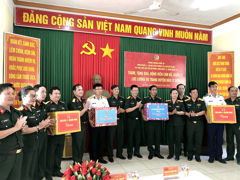 Tặng quà cán bộ, công nhân viên, người lao động Binh đoàn 11