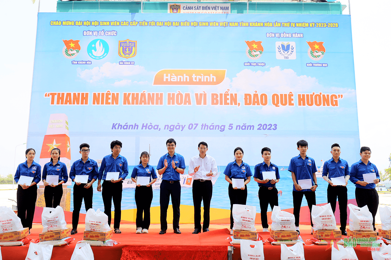 Nhân lên tình yêu quê hương, biển, đảo