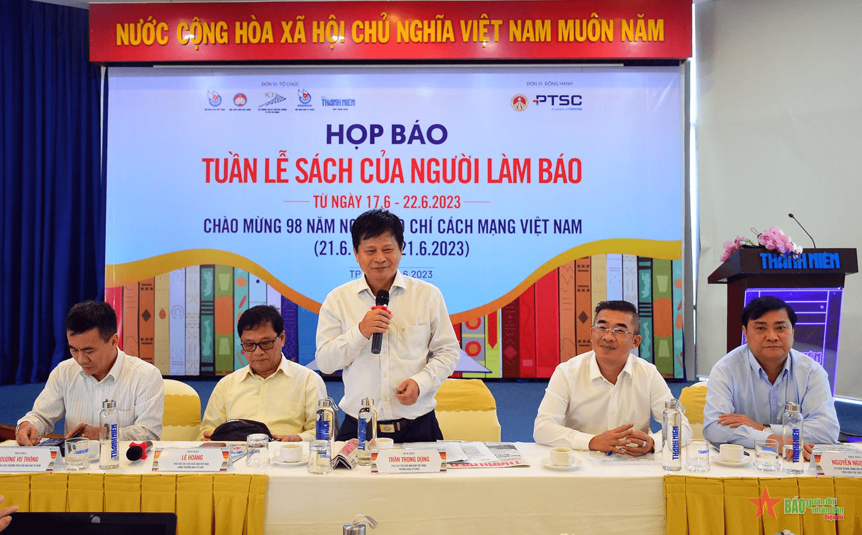 Trưng bày, giới thiệu các ấn phẩm sách của người làm báo cả nước