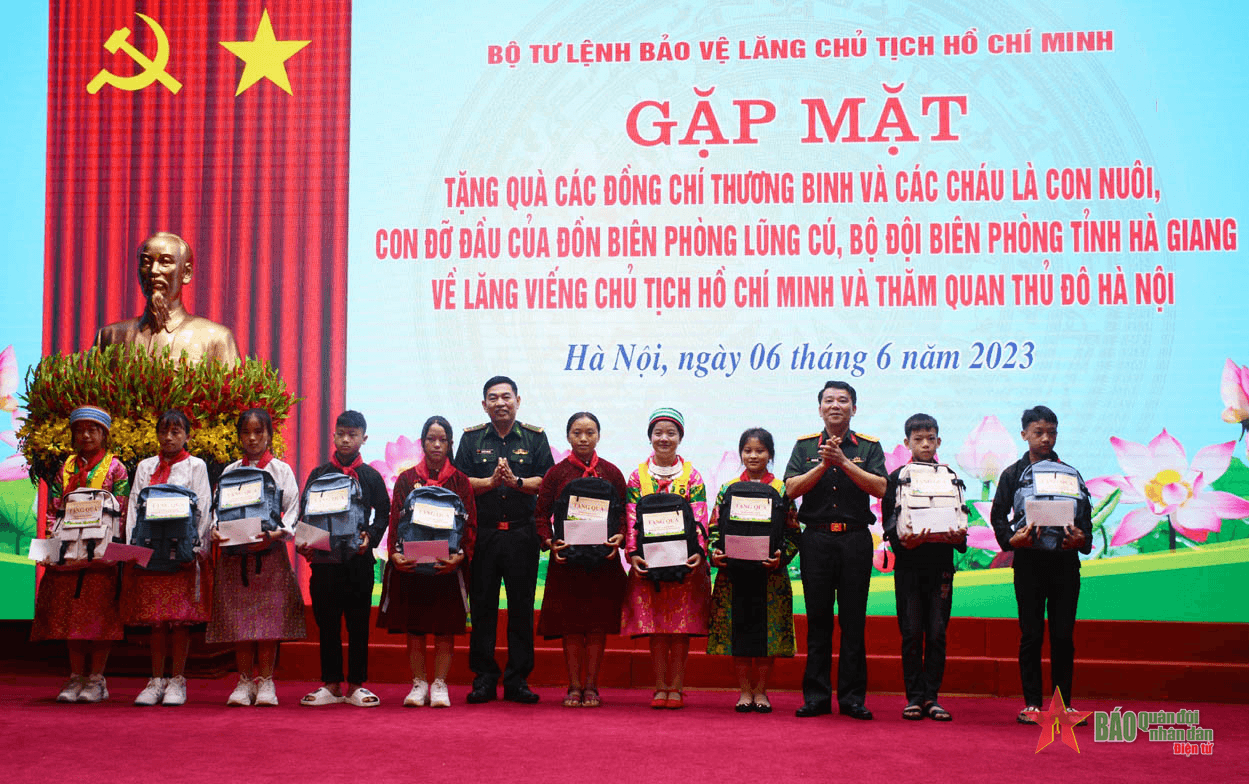 Bộ tư lệnh Bảo vệ Lăng Chủ tịch Hồ Chí Minh gặp mặt, tặng quà thương binh, các cháu con nuôi, con đỡ đầu Đồn Biên phòng Lũng Cú