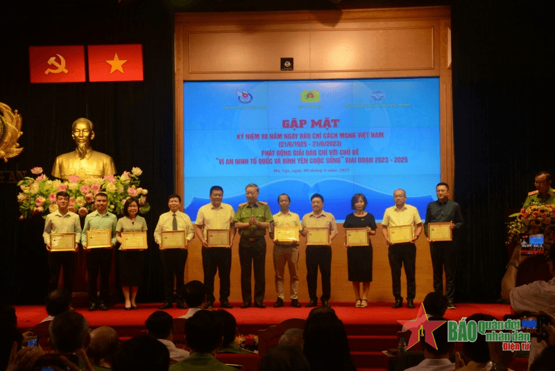 Phát động Giải Báo chí với chủ đề “Vì an ninh Tổ quốc và bình yên cuộc sống”