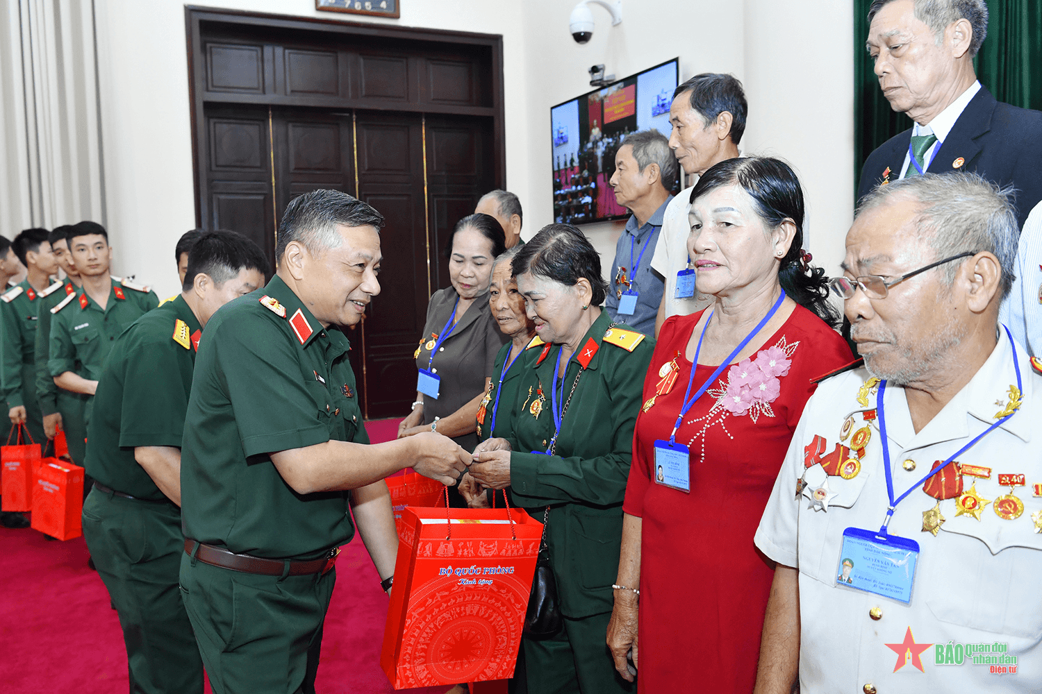 Trung tướng Lê Quang Minh tiếp Đoàn đại biểu người có công tỉnh Đắk Nông